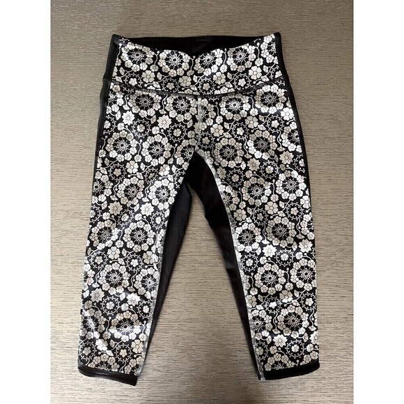 Lululemon Size 4 White & Black Floral Leggings - 16" Inseam - Used - Picture 1 of 6
